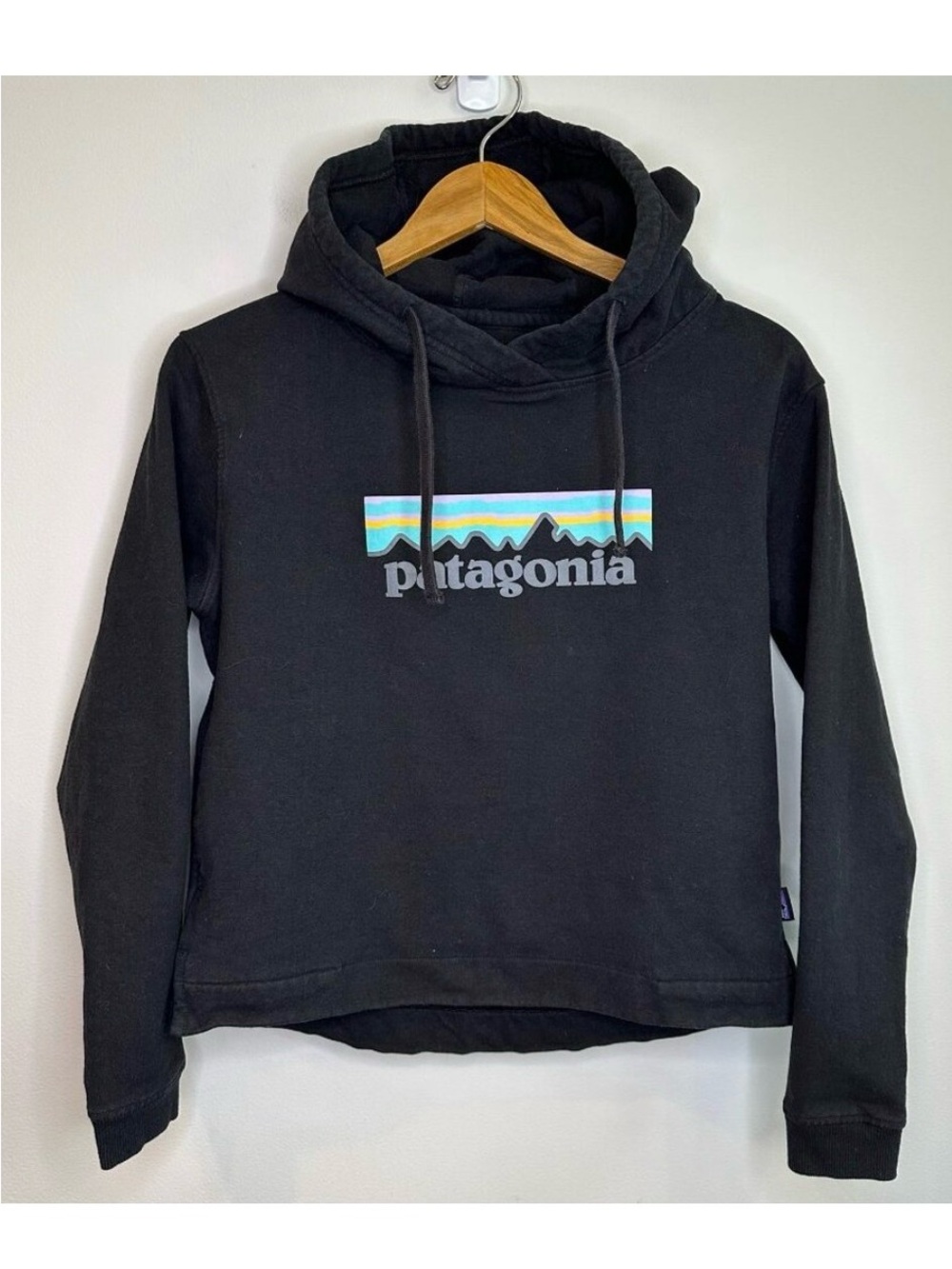 Patagonia Women’s P-6 Logo Uprisal Hoody in Black Size Small EUC